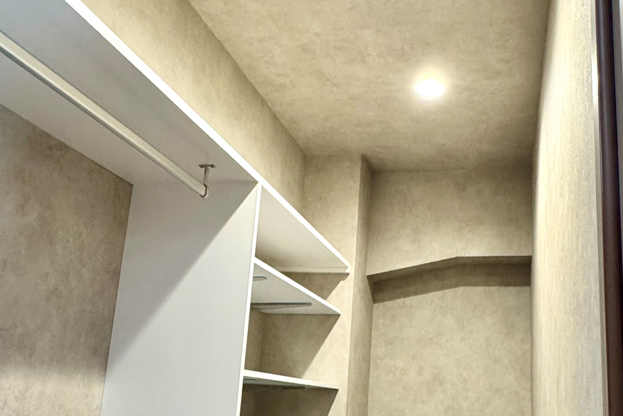 クローゼット内もクロスを統一しました マンションリノベーション施工例